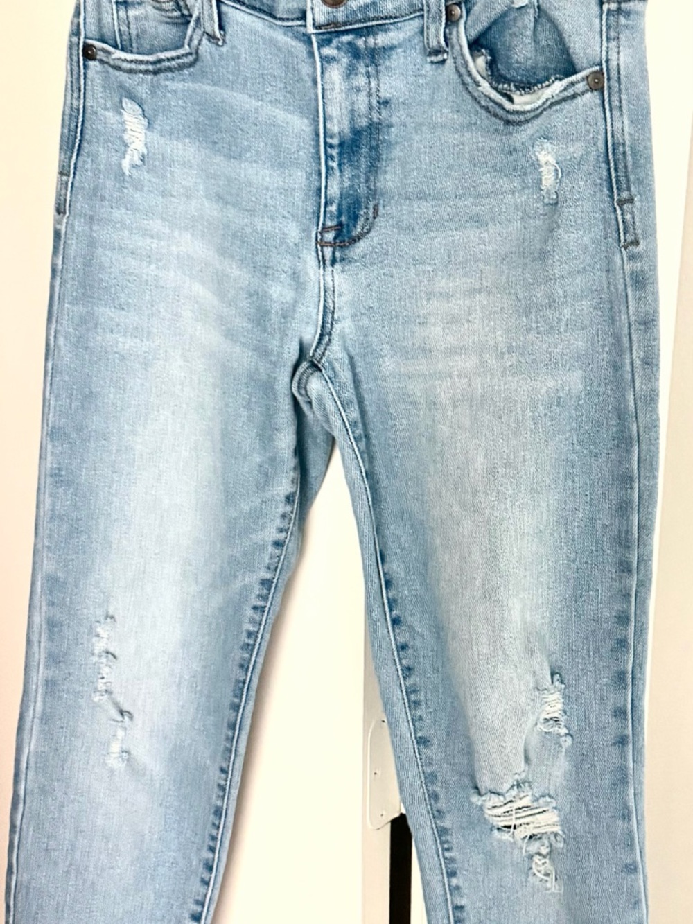 Celebrity Pink Size 28 Light Wash Skinny Jeans with Distressed Detailing